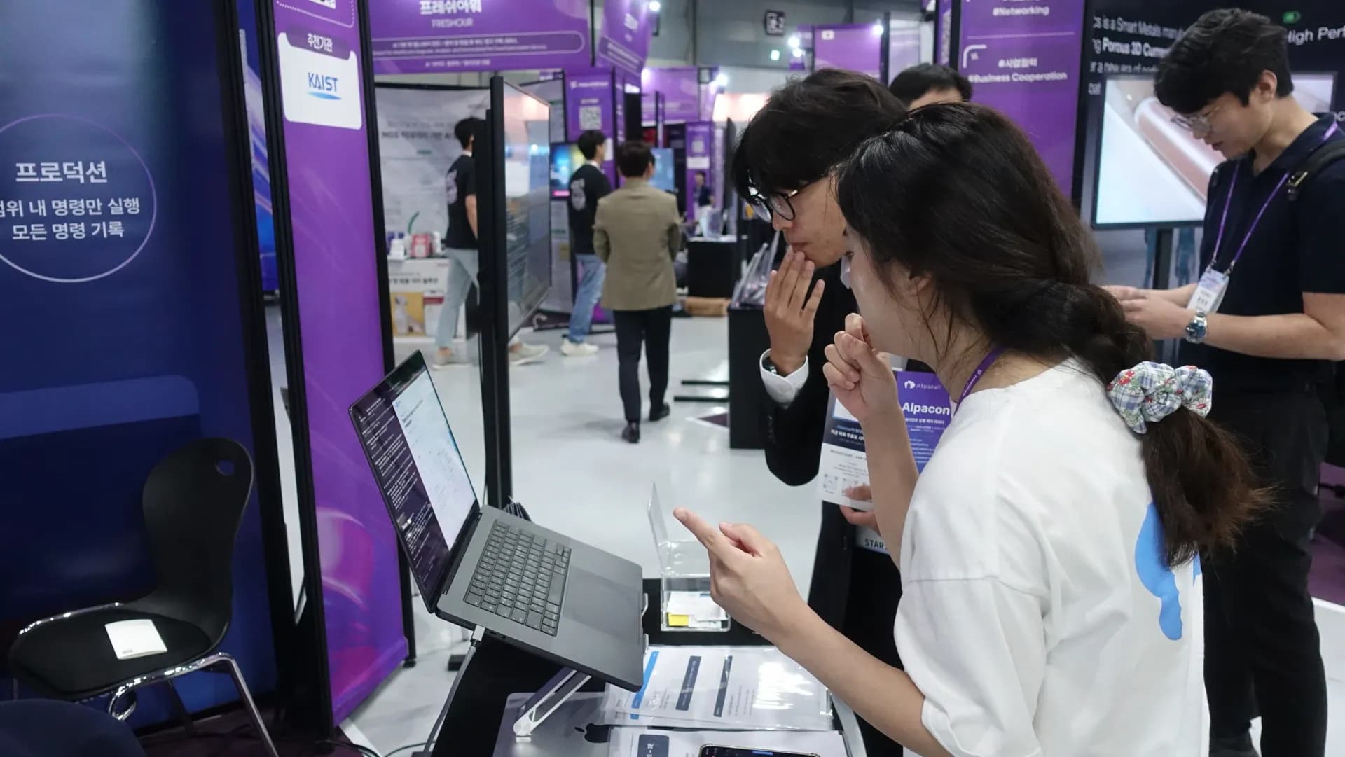 Visitors running the live CLI mission at the AlpacaX booth